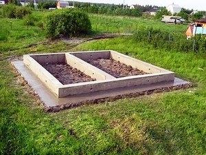 Для курятника лучше всего подойдет ленточный фундамент